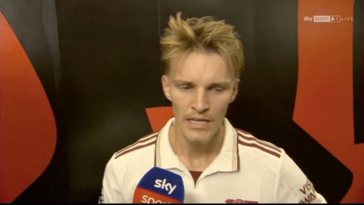 厄德高中场休息还要被采访引不满，球迷：荒谬！让球员去专注比赛