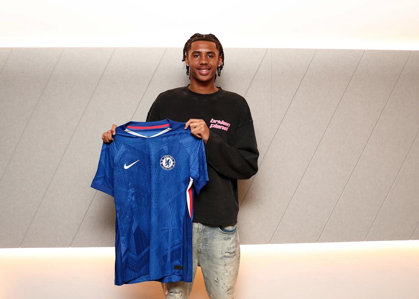 开云下载-官方：切尔西与18岁后卫苏布洛耶续约至2030年